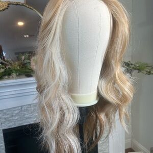 CSC Chelsey Smith Cosmetics blonde Pauleen Wig - peaches & cream